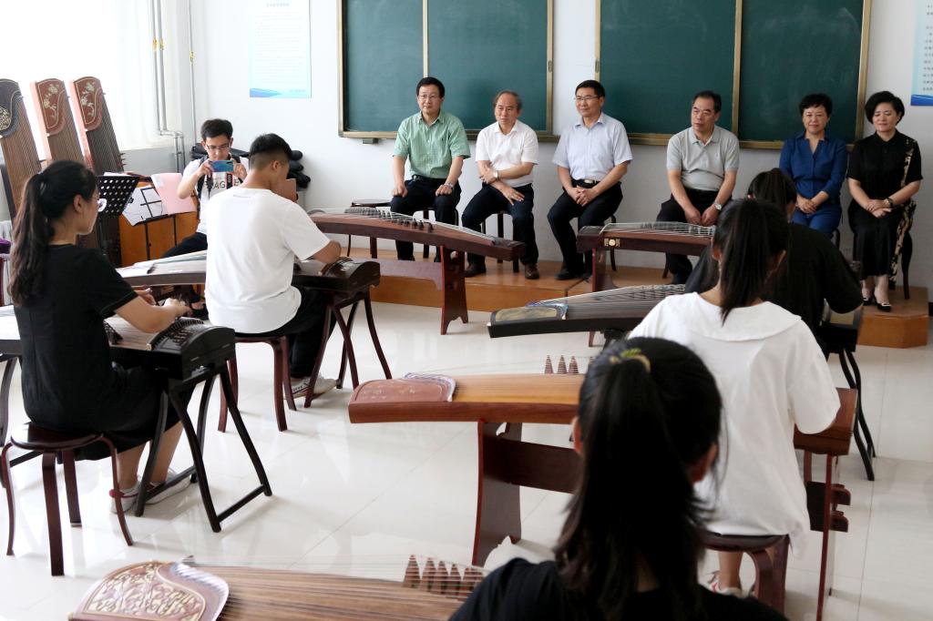 菏泽学院院长姜同松陪同省市领导考察音乐与舞蹈学院菏泽弦索乐、山东古筝乐、山东琴书训练室,欣赏山东古筝乐