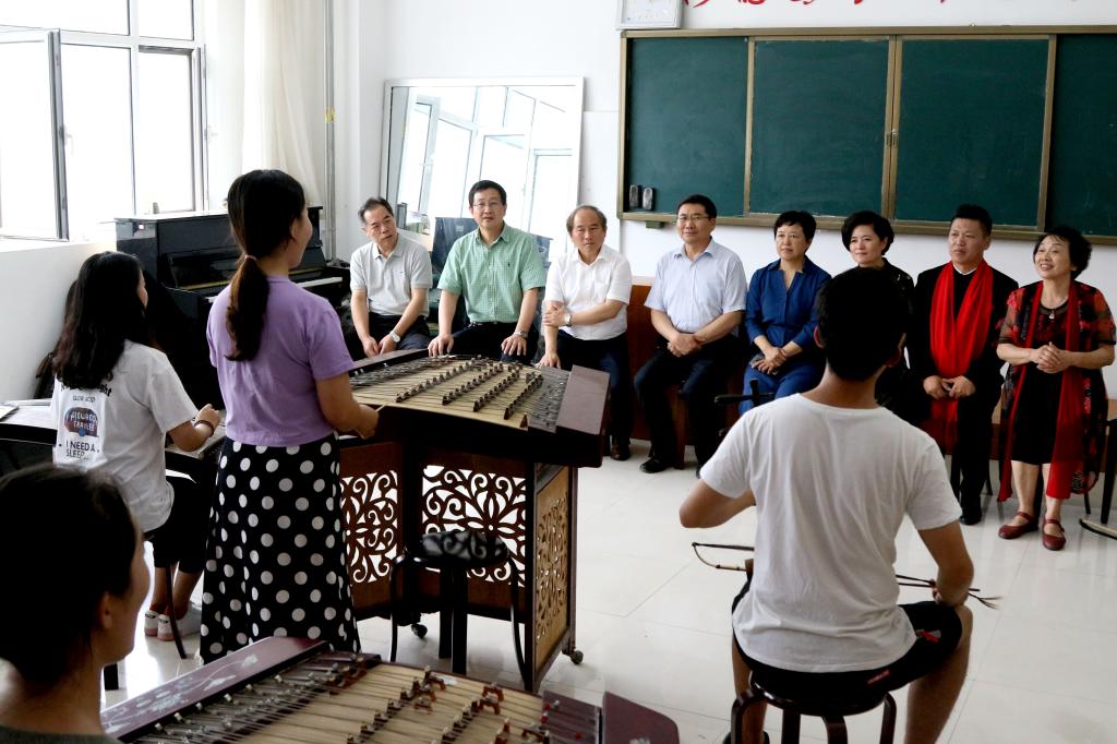 姜同松院长陪同省市领导考察音乐与舞蹈学院,欣赏山东琴书