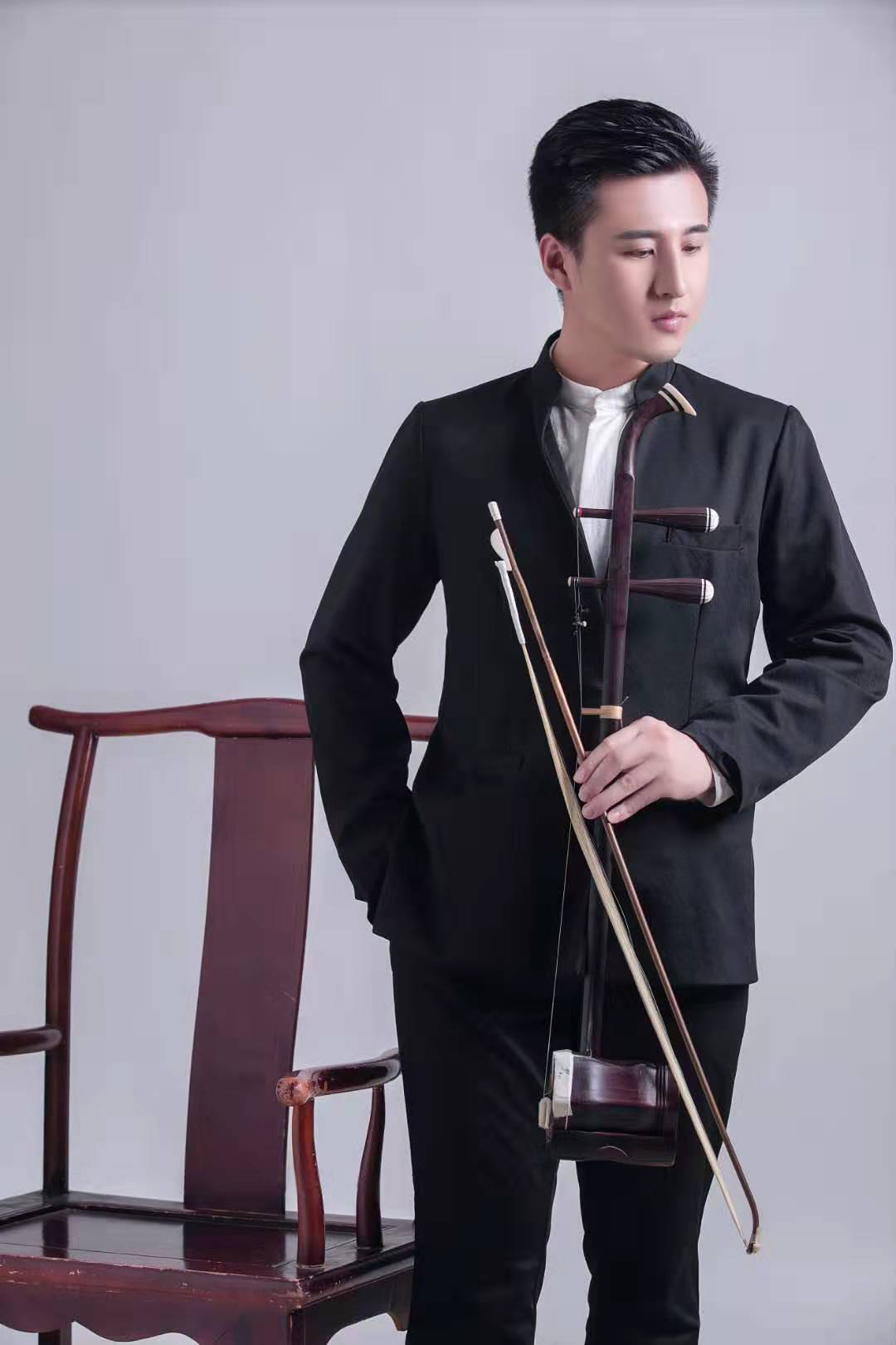陈海鹏，山东高唐人，艺术硕士学位，2018年毕业于聊城大学音乐与舞蹈学院，研究方向为二胡演奏，辅修民乐指挥。
